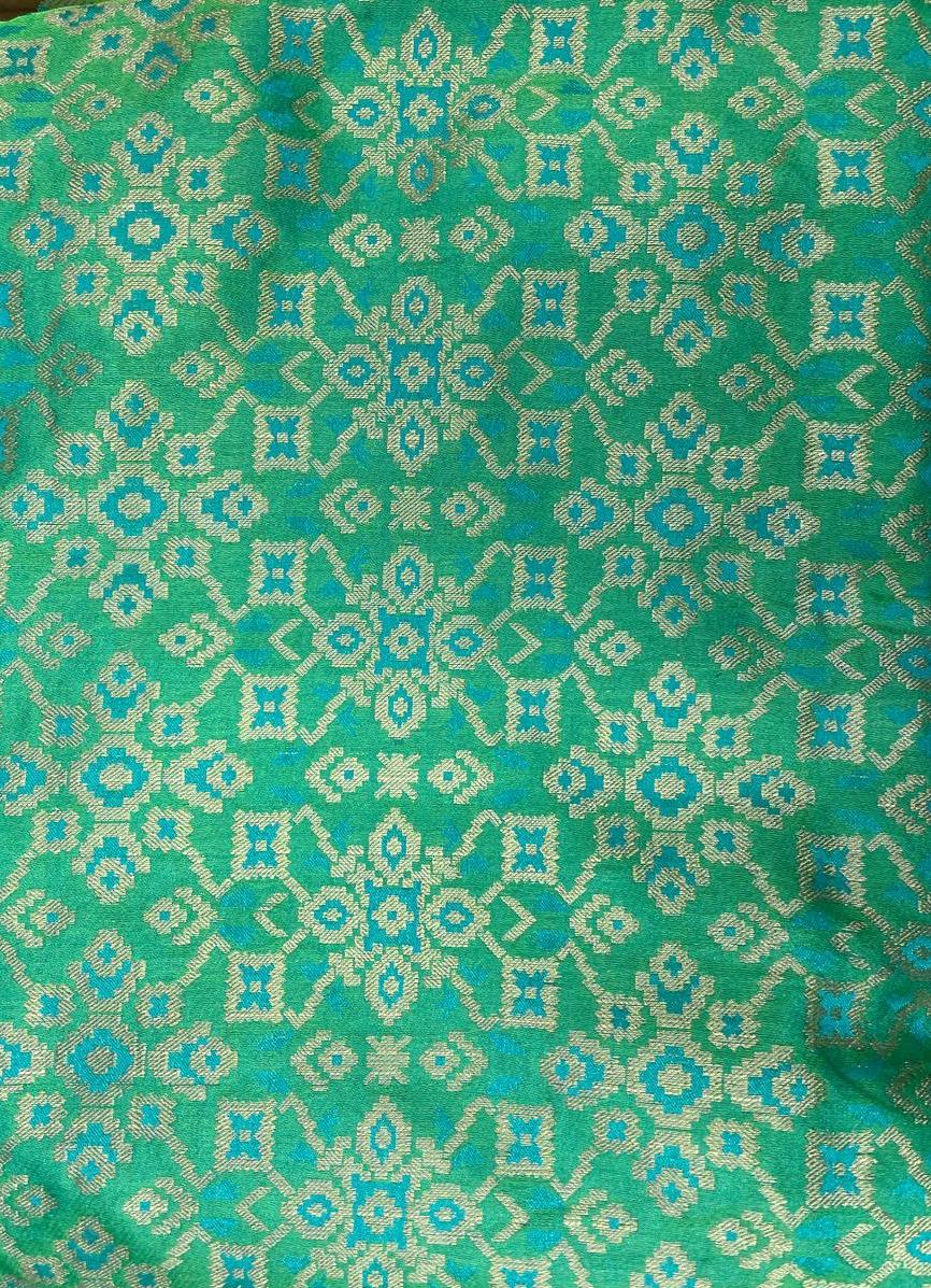 GOLD GEOMETRICAL ON GREEN